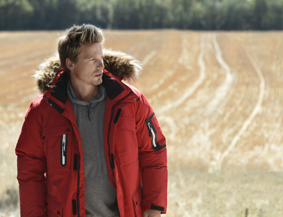 Logo Free Clothing - male model wearing a Clique Malamute expedition parka